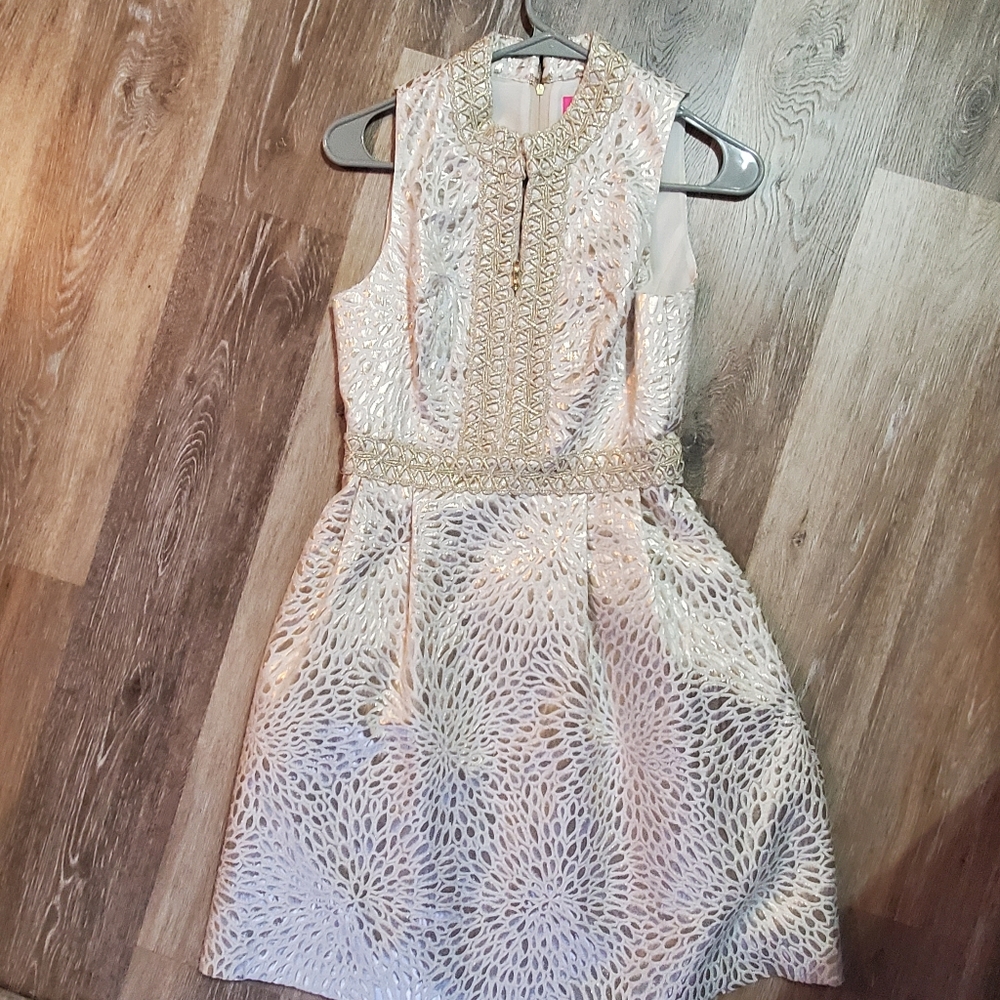 Lilly pulitzer franci dress size 00. Beautiful gold Metallic color.